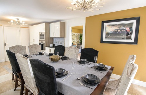 Howlett End House | Deluxe 2/3 Bed Hottub Skytv