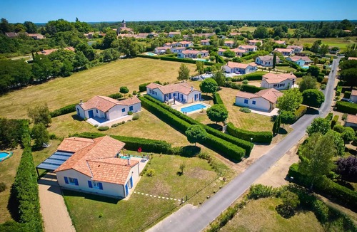 Vasles Villa | Deluxe 2-bathroom detached villa sleeps 4