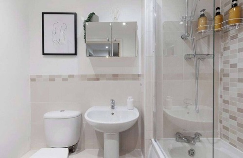 High Wycombe Apartment | Deluxe 2 Bed Apartment w/Free Parking