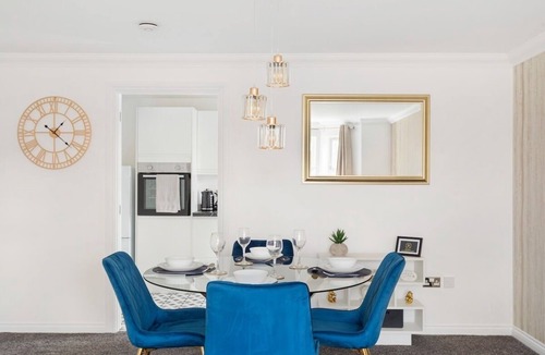 Windsor Apartment | Deluxe 2 Bed Windsor Apartment w/Free Parking