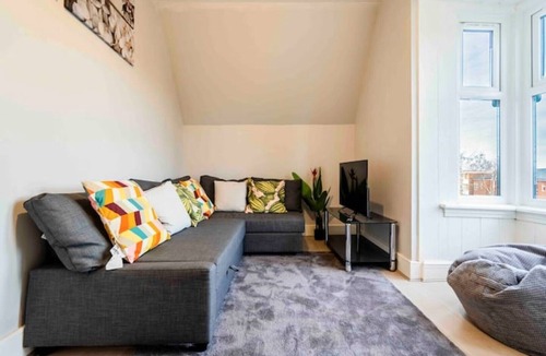Moseley Apartment | Deluxe 2-Bedroom Flat with Free parking