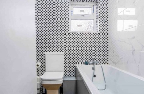 Moseley Apartment | Deluxe 2-Bedroom Flat with Free parking