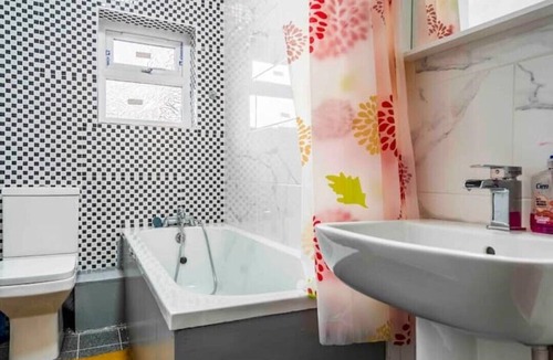 Moseley Apartment | Deluxe 2-Bedroom Flat with Free parking