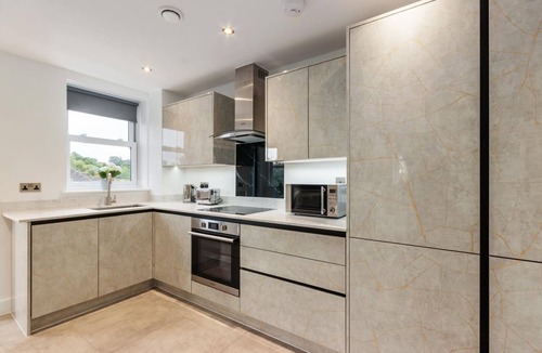 Leatherhead Apartment | Deluxe 2-BR Saarb Apartment Leatherhead