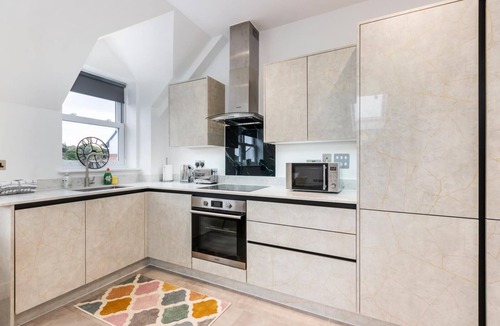 Leatherhead Apartment | Deluxe 2-BR Saarb Apartment Leatherhead