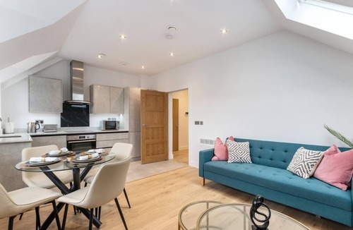 Leatherhead Apartment | Deluxe 2-BR Saarb Apartment Leatherhead