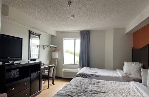 Branson Hotel | Deluxe 2 Full Beds Near Titanic Museum & 76 Strip