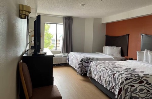 Branson Hotel | Deluxe 2 Full Beds Near Titanic Museum & 76 Strip