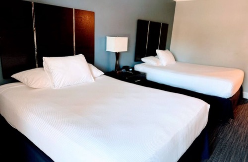 Old Towne Hotel | Deluxe 2 Queen Near Main St w/Breakfast