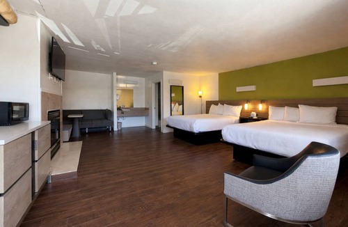 Munras Avenue Hotel | Deluxe 2 Queen Room - Extra Spacious Layout - Sleeps 4