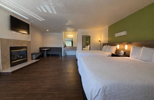 Munras Avenue Hotel | Deluxe 2 Queen Room - Extra Spacious Layout - Sleeps 4