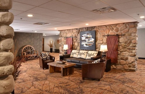 Onalaska Hotel | Deluxe 2 Queen Room | Heated Pool | 0.1mi to River Conservancy Area