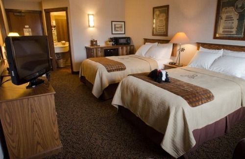 Onalaska Hotel | Deluxe 2 Queen Room | Heated Pool | 0.1mi to River Conservancy Area