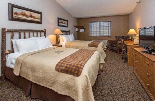 Onalaska Hotel | Deluxe 2 Queen Room | Heated Pool | 0.1mi to River Conservancy Area