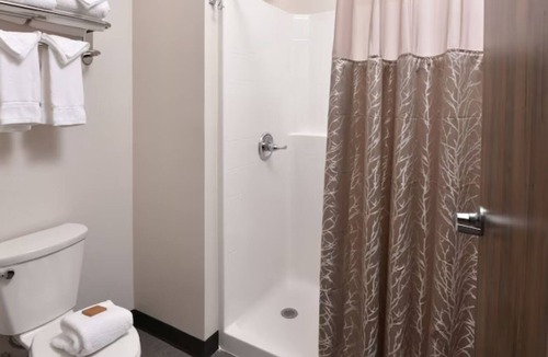 Broken Arrow Hotel | Deluxe 2 Queen, Stoney Creek Broken Arrow, On-site bar | 2 Units