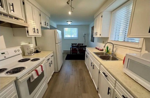 Port Dover Apartment | Deluxe 2BD Movie Lounge Unit in Port Dover