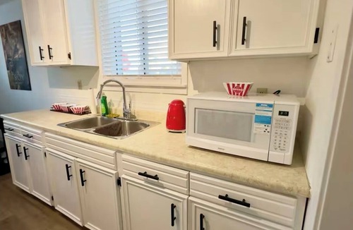 Port Dover Apartment | Deluxe 2BD Movie Lounge Unit in Port Dover