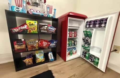 Port Dover Apartment | Deluxe 2BD Movie Lounge Unit in Port Dover