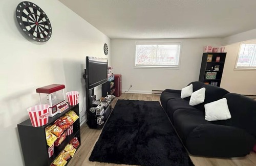 Port Dover Apartment | Deluxe 2BD Movie Lounge Unit in Port Dover
