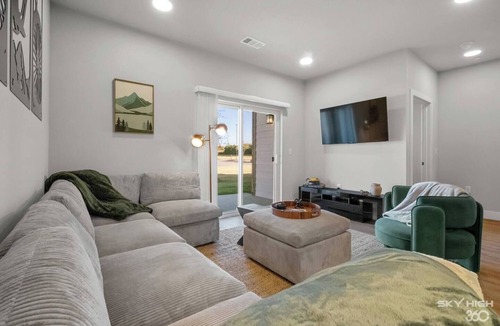 Rogers Apartment | Deluxe 2BR Near Walmart HQ & Amp -Open Pool -No Cleaning Fee