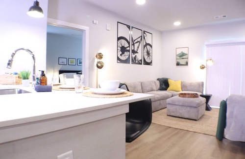 Rogers Apartment | Deluxe 2BR Near Walmart HQ & Amp -Open Pool -No Cleaning Fee