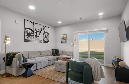 Rogers Apartment | Deluxe 2BR Near Walmart HQ & Amp -Open Pool -No Cleaning Fee