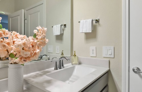South Main House | Deluxe 3BR home | NRG Park | Med Center vicinity