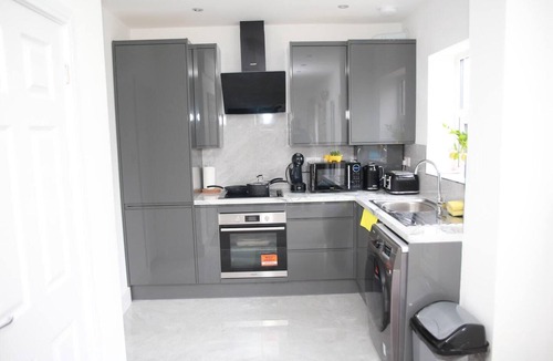 Fryent House | Deluxe 4-bed House Close2 Wembley Stadium