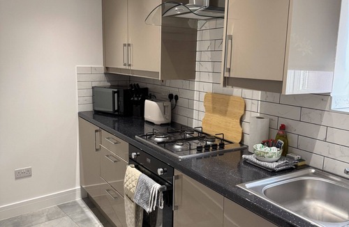 Slough House | Deluxe 4 Bedroom House with Free Parking