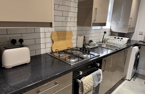 Slough House | Deluxe 4 Bedroom House with Free Parking