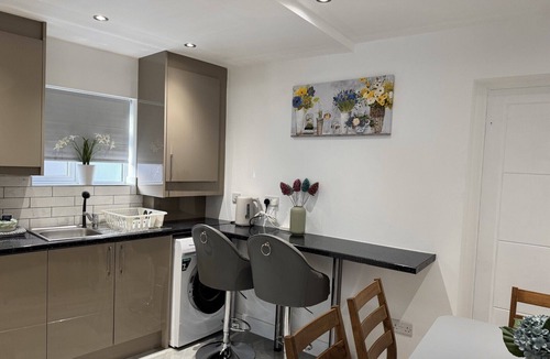 Slough House | Deluxe 4 Bedroom House with Free Parking