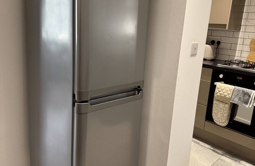 Slough House | Deluxe 4 Bedroom House with Free Parking