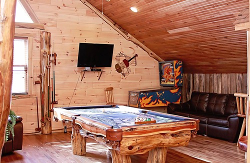 Pecks Mill Cabin | Deluxe 4-Bedroom Log Cabin