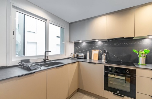Marbella Seafront Promenade Apartment | Deluxe Apartment 'Gran Marbella' with Mountain View, Wi-Fi and Air Conditioning
