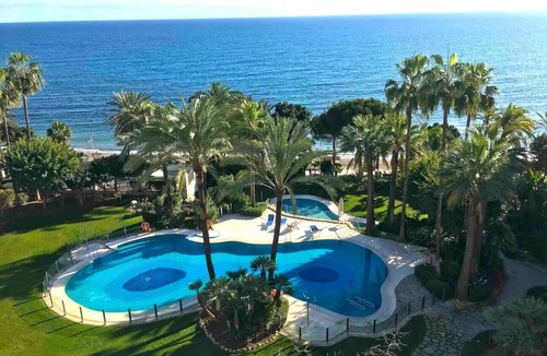 Marbella Seafront Promenade Apartment | Deluxe Apartment 'Gran Marbella' with Mountain View, Wi-Fi and Air Conditioning