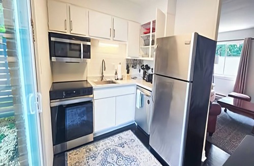 Oakhurst Apartment | Deluxe Apartment with King Bed