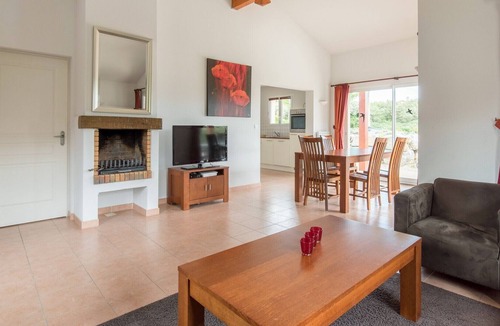 Vallon-Pont-d'Arc Villa | Deluxe Ardeche Villa | Villa de Steenen kamer | 3 Bedrooms | Shared Swimming Pool | Perfect for Fami
