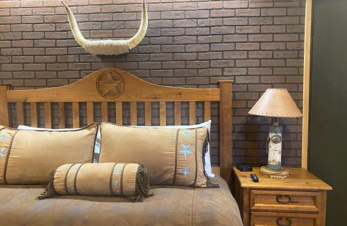 Amarillo Apartment | Deluxe Big Texan Multi Suite