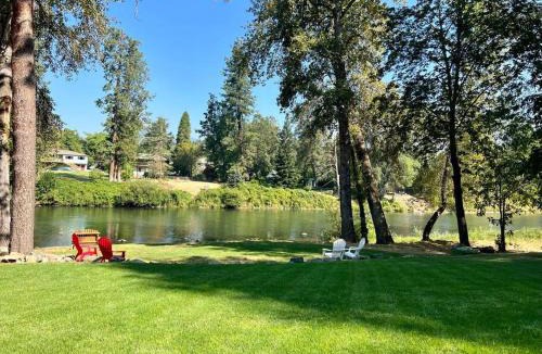 Fruitdale Apartment | Deluxe Cabin 1 - Rogue River Resort