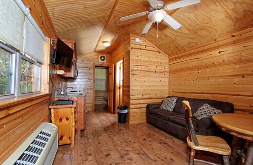 Spring Mills Cabin | Deluxe Cabin 40 w/4 Beds