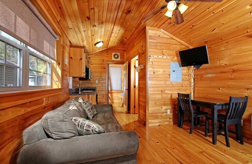 Centre Hall Cabin | Deluxe Cabin 42 w/4 Beds