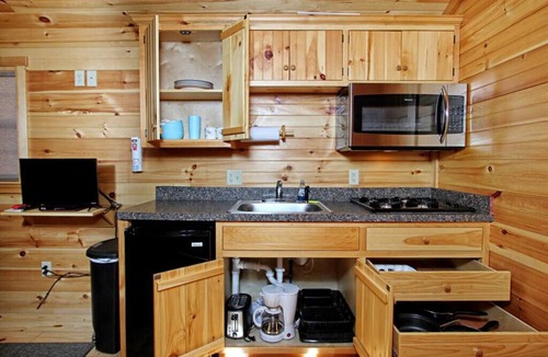 Centre Hall Cabin | Deluxe Cabin 69 w/4 Beds