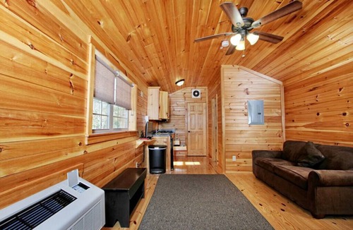 Centre Hall Cabin | Deluxe Cabin 69 w/4 Beds