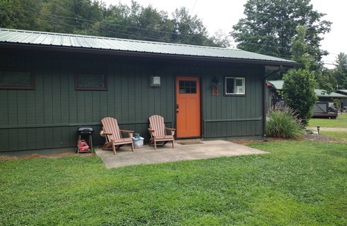 Hillsgrove Cabin | Deluxe Cabin H at Elk Creek Escape