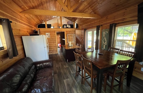 Sallisaw Cabin | Deluxe Cabin Lodge DK3