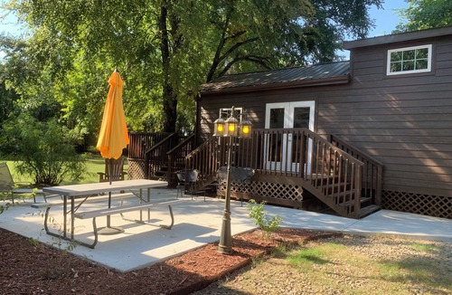 Sallisaw Cabin | Deluxe Cabin Lodge DK3