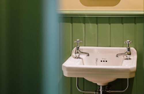 Barningham Cabin | Deluxe Cabin Room with courtyard view