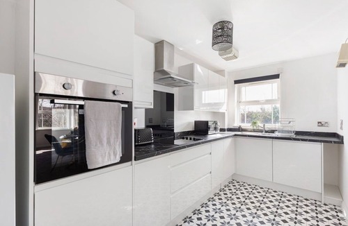 Windsor Apartment | Deluxe Central Windsor Apartment w/Free Parking