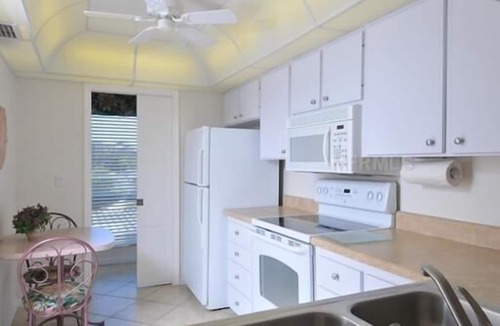Siesta Key Condo | Deluxe Condo at Siesta Dunes Beachfront Complex