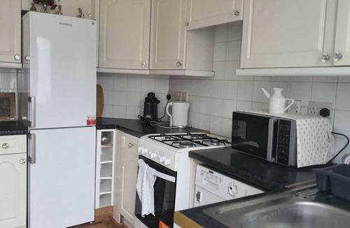 Gipsy Hill Apartment | Deluxe Double Bedroom Shaed - Bay Windows